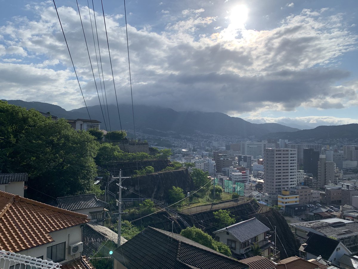katooonsensei's tweet photo. 呉には��城の200階段というのがあって、行ってみたら死にました🤣🤣

この上に中学校があり、階段登って登校する生徒も。
自然に足腰が鍛えられるなぁ、と、産まれたての仔馬のような足取りで下ってましたアタクシ🤣🤣

階段を登ったご褒美は呉の街と港の景色
脚ガクガクでしたけどね🏃

#呉
#蘭島閣
#下蒲刈