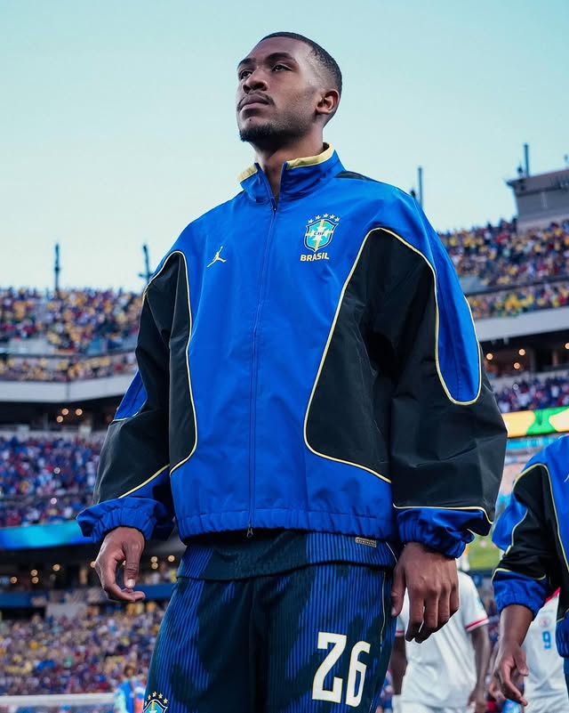 belezapretaa's tweet photo. Brasil x Jordan 👕🇧🇷

Os jogadores entraram em campo,ontem(19) usando a jaqueta da coleção criada para a Copa do Mundo de 2026. https://t.co/npkeaLjlU5