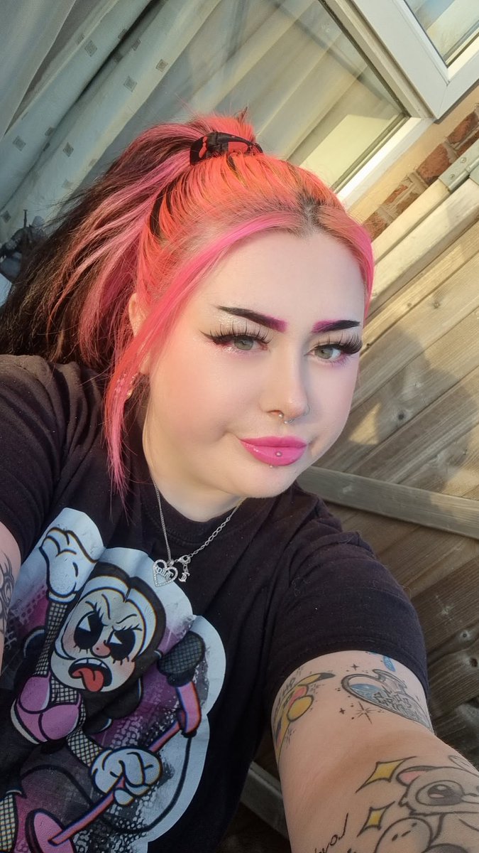 sillyhoneyyy's tweet photo. Hi, pookies!! 
Here's a lil intro to get to know me 😋
~ lil ferral raccoon girl, who's here for a fun time  🫶
~ obsessed with cute underwear and pink things 
~ more boob than brain 🤔
https://t.co/T1cO9fuwBy 💕 https://t.co/LD65MC4X7D