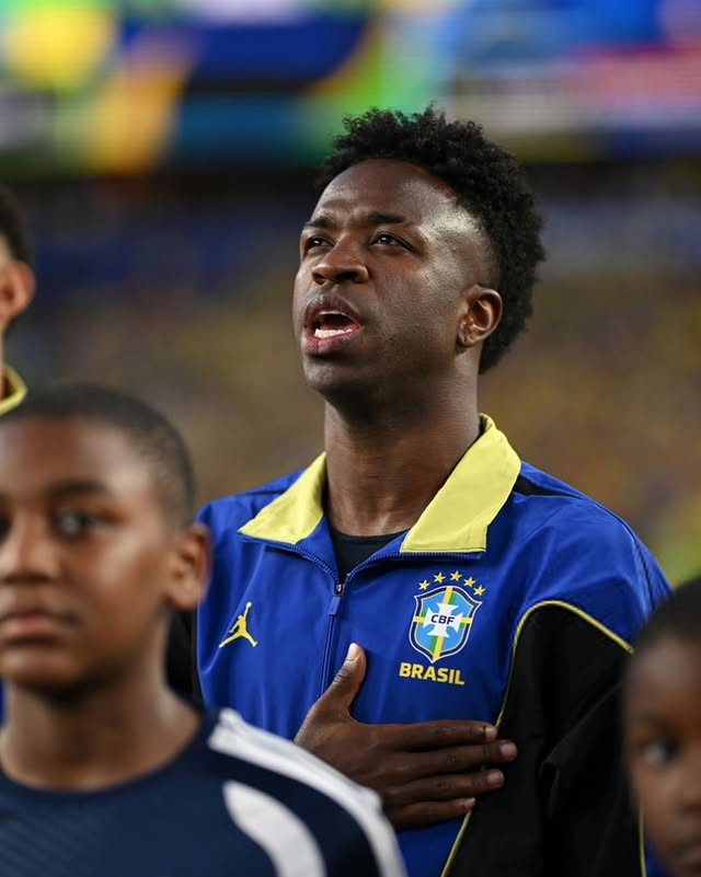 belezapretaa's tweet photo. Brasil x Jordan 👕🇧🇷

Os jogadores entraram em campo,ontem(19) usando a jaqueta da coleção criada para a Copa do Mundo de 2026. https://t.co/npkeaLjlU5