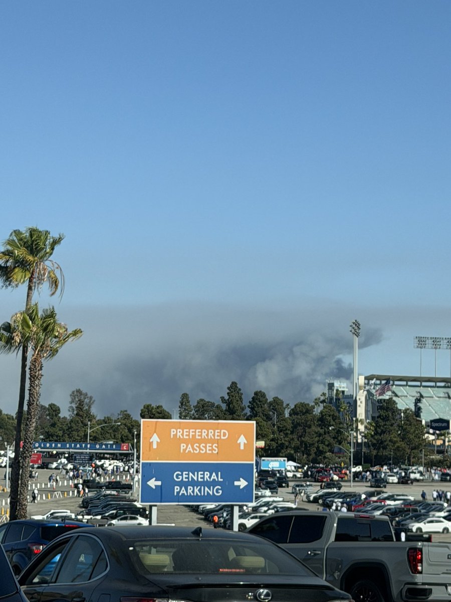 AlertLosAngeles's tweet photo. Boyle Heights fire from Dodger Stadium parking lot https://t.co/dwe2uOb0gl