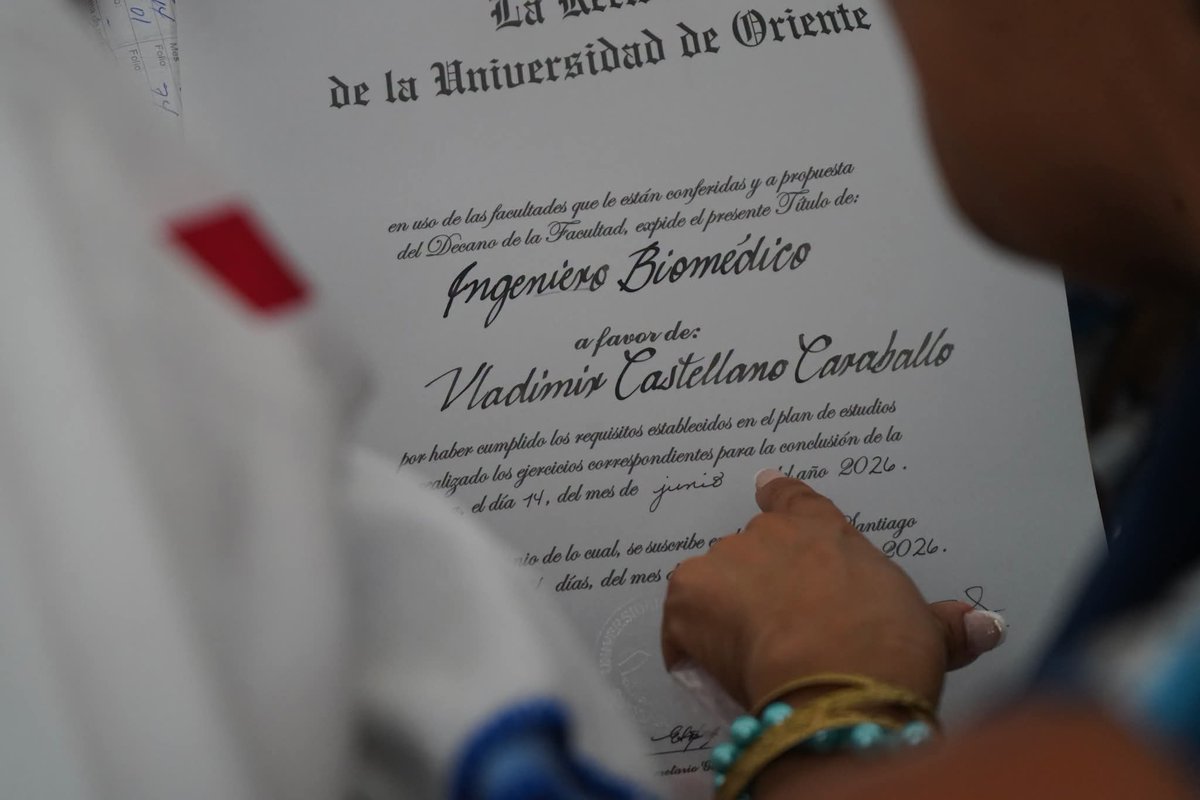 UOCuba's tweet photo. La Facultad de Ingeniería en Telecomunicaciones, Informática y Biomédica desarrolló ayer su acto de graduación, cerrando con broche de oro, las ceremonias de las facultades que se han sucedido durante toda esta semana en la @UOCuba. https://t.co/IChQMnqXTv