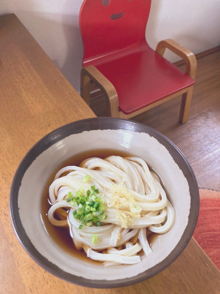 udon_yamamori's tweet photo. おはようございます！

今日はお昼からのんびりモードになるかなぁ～『⚽️』💦
田植えがおわった田んぼのイキイキとした苗を見てるだけでシャンとします🌱
おうどんもスッキリ系が好まれていますね✨
ぶっかけ(冷)ちゅるんといかがですか☺️

あ、七夕🎋✨の短冊かいてってね💕

 #山もり https://t.co/k9x4cvH6vo