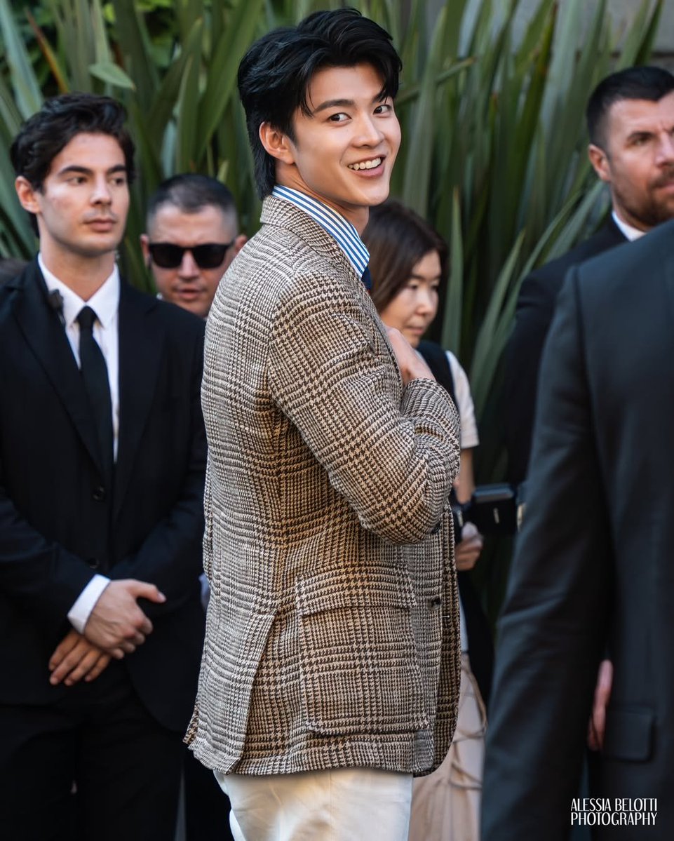 Pepperzck's tweet photo. ออกจากงานมาเจอฟค. และยิ้มให้ฟค. น่ารักมากเลย

RalphLauren Spring27 x MEEN

#RalphLaurenSP27xMEEN https://t.co/PXyBO8KXgH