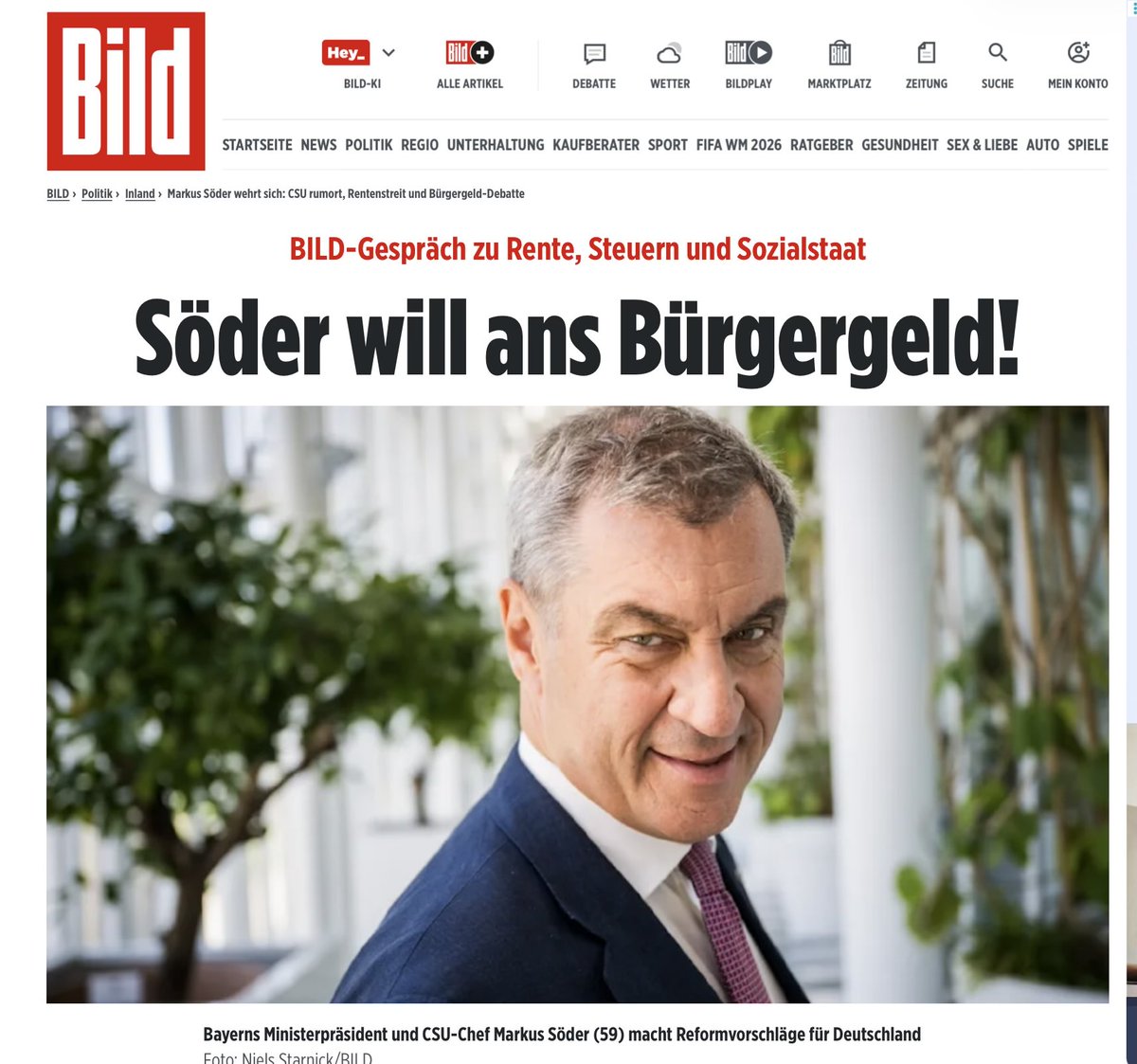 RCRaven1's tweet photo. Söder hat wieder einen Schatz gefunden.

Nicht bei Erben.
Nicht bei Vermögen.
Nicht bei Steuerprivilegien.
Nicht beim Großkapital.
Nicht bei den Sonderwegen im System.

Nein.

Beim Bürgergeld.

Ach Moment.
Das gibt es ja angeblich gar nicht mehr.

Das wurde doch von Merz und Söder abgeschafft.
Großes Versprechen.
Großer Auftritt.
Große Worte.

Da lagen doch angeblich Milliarden herum.
30 Milliarden Sparpotenzial.
Man musste nur das böse Bürgergeld abschaffen, dann fließt Milch und Honig durch den Bundeshaushalt.

Dann kam die Realität.

Umbenannt.
Verschärft.
Mehr Druck.
Mehr Sanktionen.
Mehr Misstrauen.

Und die große Schatztruhe?

Leer.

Drin lagen 563 Euro, eine Stromrechnung, Mietkosten und ein Antrag auf Heizkostennachzahlung.

Also kommt jetzt Versuch Nummer zwei.

Wenn im Bürgergeld kein Schatz liegt, dann nennt man es eben Grundsicherung und gräbt noch tiefer.

Nicht bei denen, die Millionen erben.
Nicht bei denen, deren Vermögen leise durch Generationen wandert.
Nicht bei denen, die sich Steuerberater leisten können, deren Stundensatz höher ist als ein Wocheneinkauf im Bürgergeld.

Nein.

Beim Existenzminimum.

Da steht Markus Söder nun mit politischer Lupe und sucht nach Luxus.

Vielleicht liegt zwischen Nudeln, Stromabschlag und kaputter Waschmaschine ja noch ein versteckter Wohlstandsfonds.

Und während er seine Mütterrente als heilige Gerechtigkeit verkauft, erklärt er den Ärmsten im Land, dass bei ihnen bestimmt noch etwas zu holen ist.

Das ist keine Reform.

Das ist politische Zauberei für Anfänger.

Erst einen Schatz versprechen.
Dann merken, dass es ihn nicht gibt.
Dann behaupten, man habe nur noch nicht tief genug bei den Armen gegraben.