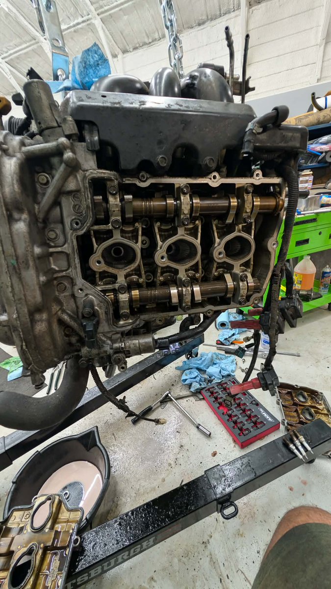 nightfire37's tweet photo. Had help last week from one of my best friends pulling out the engine and transmission out of the outback. Today me and my dad just got done with assembling the new parts. New valve cover seals, torque converter and while i was there spark plugs! https://t.co/VHftFkGjfy