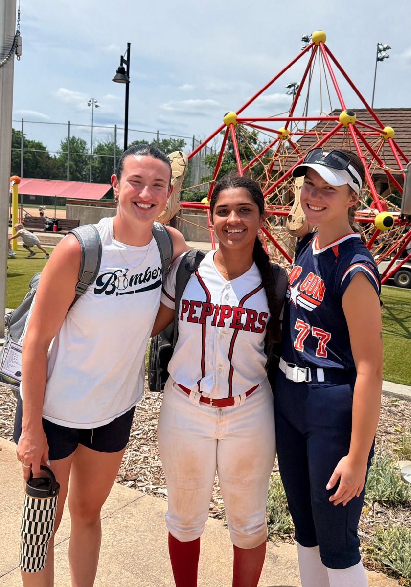 SoftballSkies's tweet photo. Love it when our former and current Huskies get together during 🥎 games in the summer. Once A Husky ALWAYS a HUSKY!!! 💜🖤#21WAYS https://t.co/44bXojeF4J