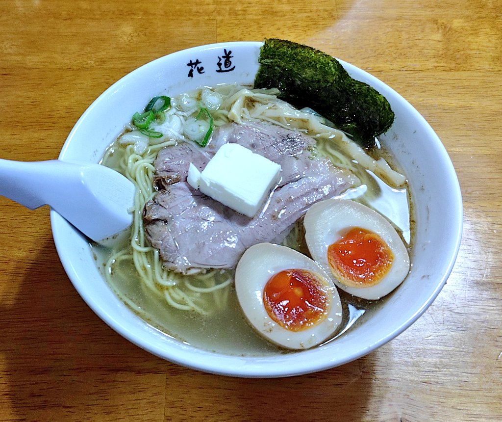 tbkch's tweet photo. 長野の帰りに新町に寄る予定があり、昼時だったので甘楽スマートICで高速を降り #地鶏らーめん花道 さんで塩バタ＋煮玉子。これだけで���くのは遠いけど、当地の用事があれば必ずセットするほど大好きな塩��ーメンであります
@hanamichi201410 https://t.co/AvJ6NAVRiZ