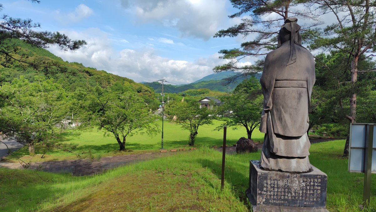 mnbtk2's tweet photo. 伊万里に行く途中に寄り道
#川古の大楠公園 遠目に見たら人とマネキンの見分けつかない
#ゾンビランドサガ
#多久聖廟 https://t.co/UqOlS0HQvv