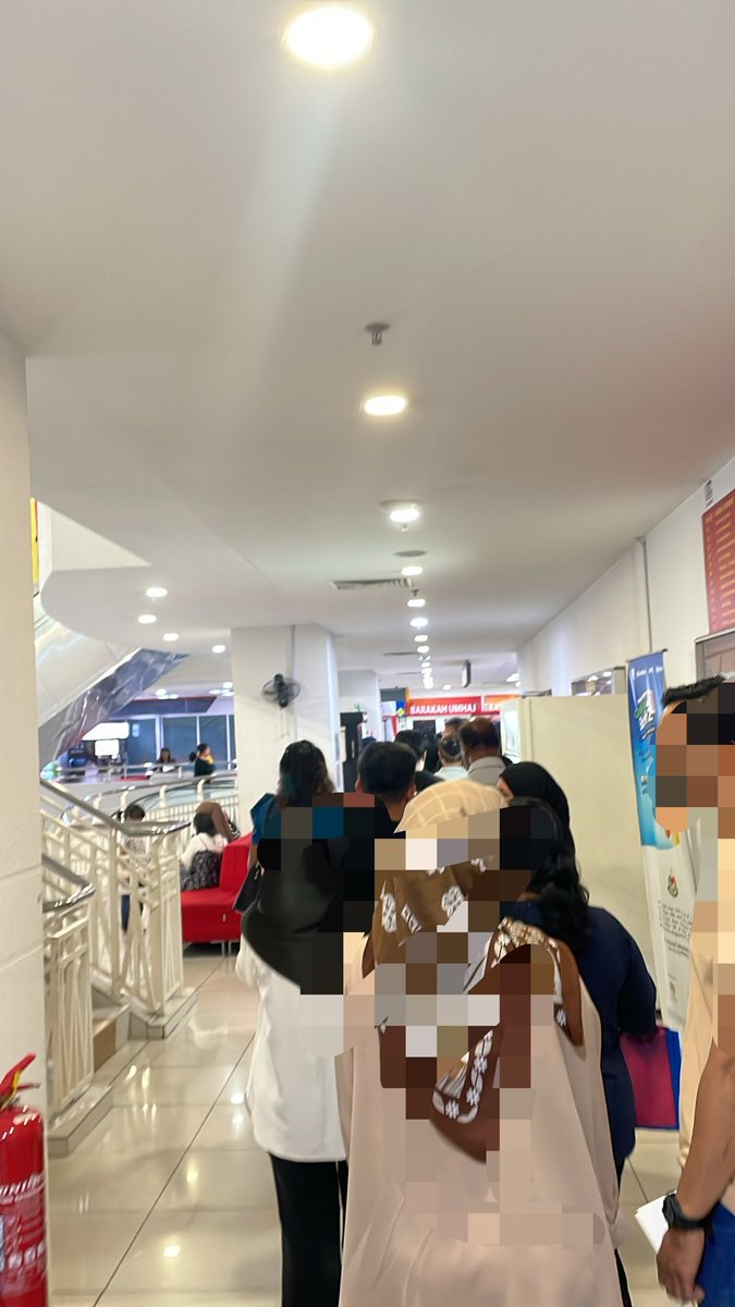 Adibodibo's tweet photo. Guess what? Me also beratur sebab diorang guna satu line je. LMAO

buang je la label atas lantai. Tak efficient langsung Imigresen UTC Shah Alam https://t.co/S2OifdNRXL