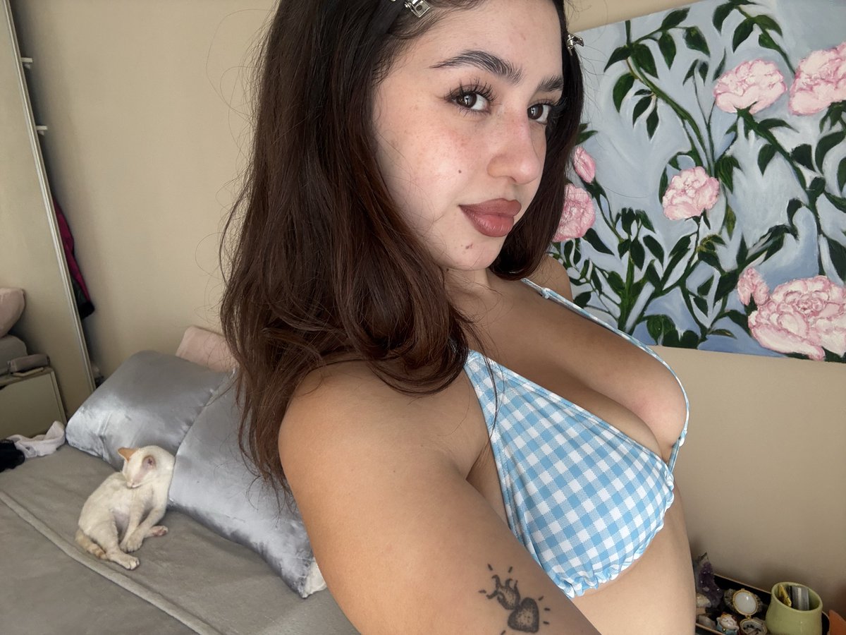 wildcurlbella's tweet photo. Vintage Alexis🖤 https://t.co/pYvVMJpXwo