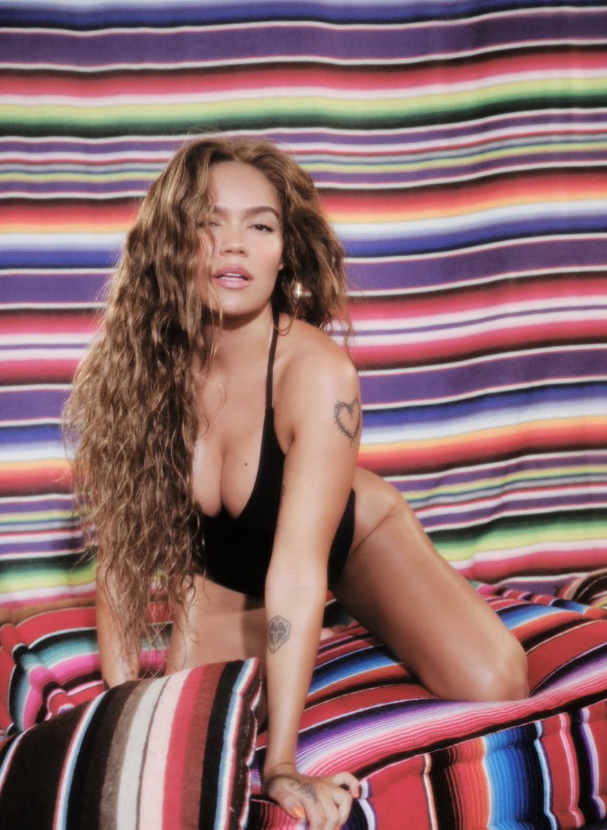 bichotapress's tweet photo. Karol G celebra aniversário do álbum ‘Tropicoqueta’ publicando fotos exclusivas da era. https://t.co/hcfzzRLNQJ