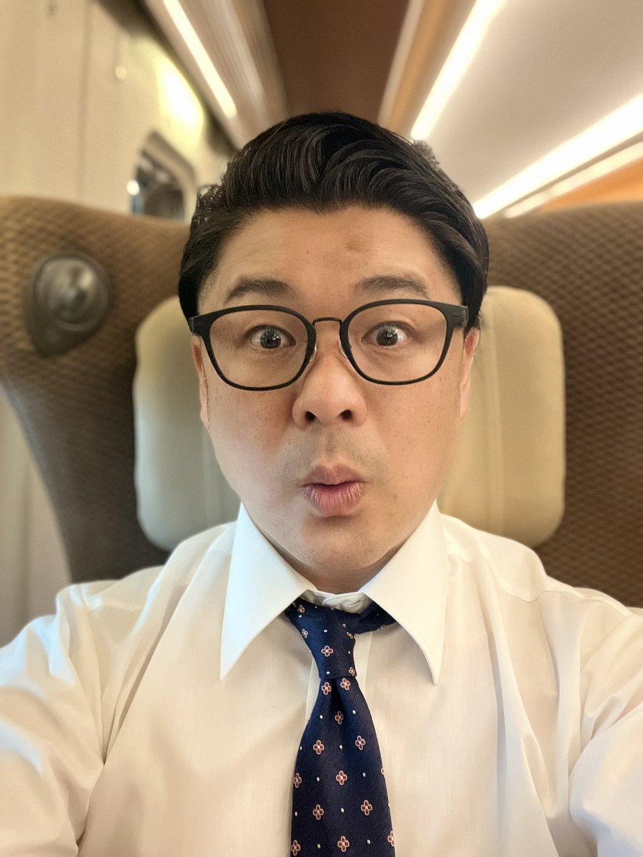 toudaemon's tweet photo. 本日は２ヶ月ぶりの歌舞伎座観劇😊
そして観世能楽堂にて２年ぶりの
観世御宗家親子様の「清門別会」を
拝見に上がらせて頂きます🙇🏻‍♂️

朝も早いやまびこは貸切状態で😅
静かにゆったりと講演台本を
推敲させて頂きます💪 https://t.co/MNb4HFUpqa