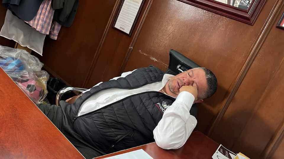 PueblaEnRedes's tweet photo. VUELVE A QUEDARSE DORMIDO ANDRÉS CERON REGIDOR ARMENTISTA DEL MUNICIPIO DE PUEBLA  😡🤬

Mientras la ciudad está HUNDIDA en baches e inseguridad este Regidor se la ha pasado durmiendo es su oficina.

Ya van varias veces que lo cachan en esa misma situación. https://t.co/k4lCAk1A1G
