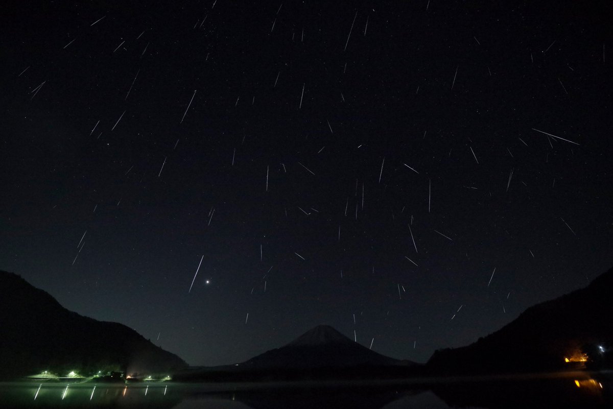 murata_photo's tweet photo. さてさて、流星群の抜き出し、ほぼ完成。
背景に星が写ってる方が良いのか？消してしまった方が良いのか？
天の川が写ってれば、残したいけど、変に星が残ってるとノイズに見えるんだよなぁ。
https://t.co/NcZBdtKDTW https://t.co/eF0BO9iVn3