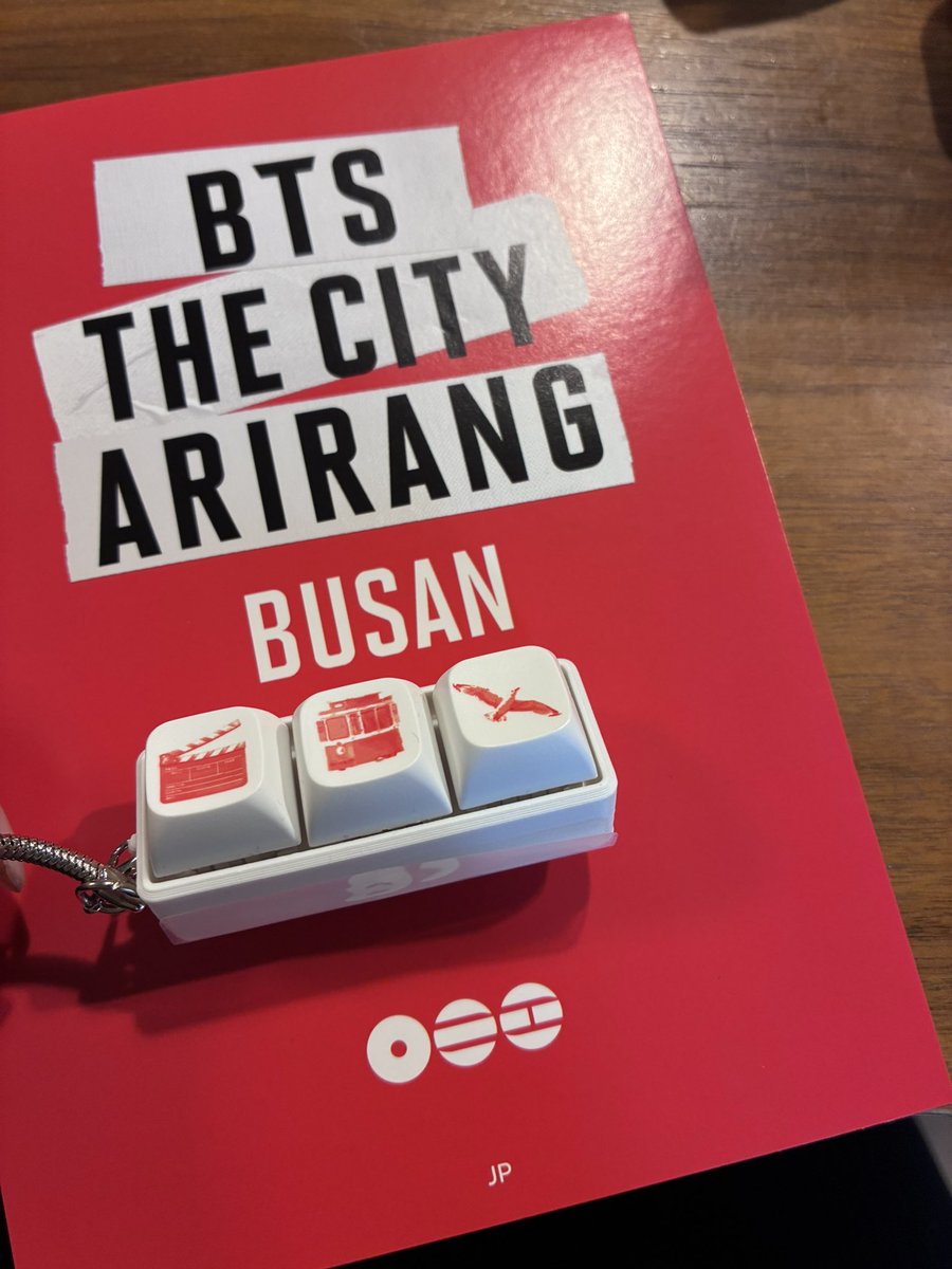 Yukiwithluvbts's tweet photo. こういう形のキーチェーン。
韓国で良く売ってるの見かけたんだけど、何ていう名前なのかな？
キーボードみたいにカチカチ押せて、ASMR的な楽しみ方？

せっかくイベントで当選していただいたので思い出としてバッグに付けてみようと思います♪ https://t.co/S6WENsi1mw