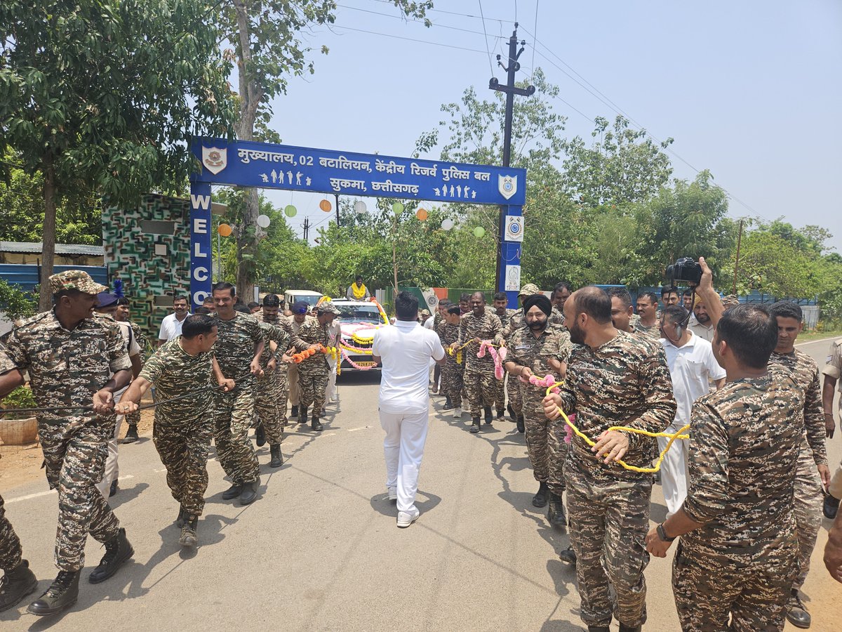 2bn_crpf's tweet photo. 02 बटालियन, सीआरपीएफ द्वारा सेवानिवृत्ति उपरांत उप निरीक्षक (आरओ) श्री डी. इस्राइल को भावभीनी विदाई दी गई। इस अवसर पर कमांडेंट श्री कमलेश कुमार ने उनके दीर्घ, समर्पित एवं उत्कृष्ट सेवाकाल की सराहना करते हुए उनके स्वस्थ, सुखद एवं सफल भविष्य की मंगलकामनाएँ व्यक्त कीं।
#crpf
#02bn https://t.co/NG4HB7ITQy