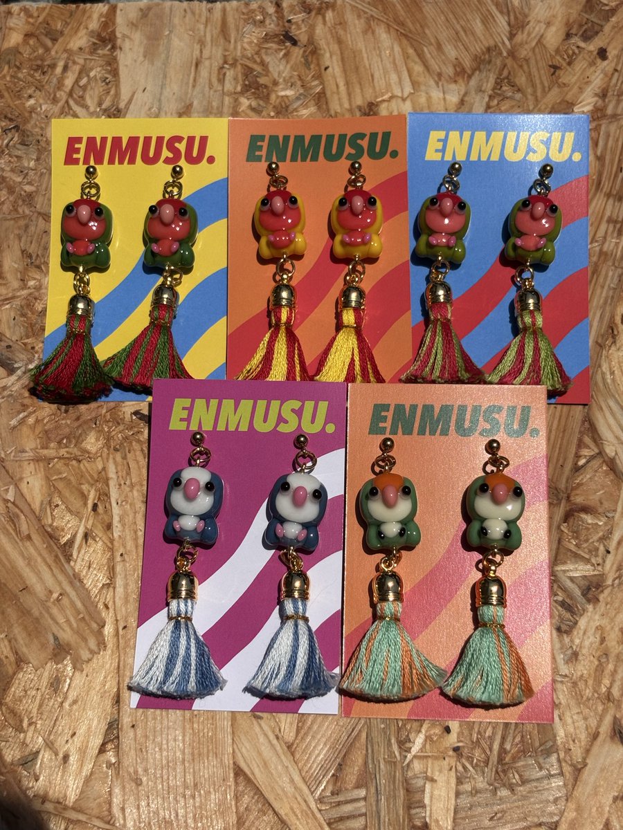 ENMUSU_Chii's tweet photo. 鳥フェス大阪２日目も
宜しくお願い致します🥰✨
2枚目のフリルの新作ピアスは
１日目午前中に売り切れました🥺
有難うございます✨
タッセルピアスはうちの子羽カラーで
沢山おりますので是非是非
うちの子を探しに来てくださいね🥰❤️❤️

#鳥��ェス大阪 https://t.co/nzhXfFSWe5