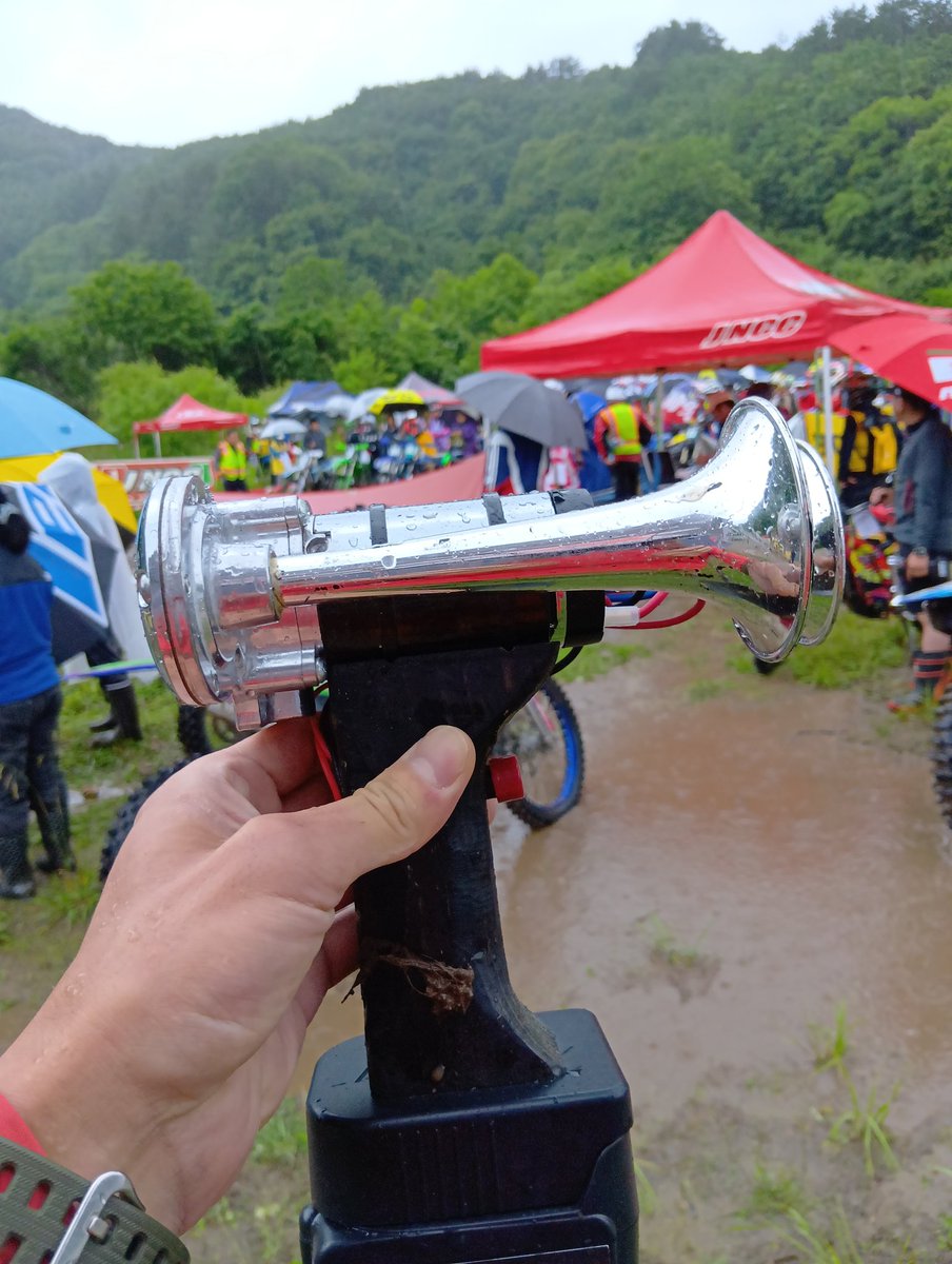 webike_offroad's tweet photo. 本日はJNCCチーズナッツパークにお邪魔しております✨️

雷雲襲来によりFUNクラスの選手はパドックに戻り待機となっております💦 https://t.co/WMkhOokq0L
