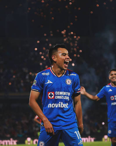 costalitooo's tweet photo. Entiendo el odio a Don Charly Rodríguez, no debe ser fácil apoyar al que le rompió el culo a tu equipo en ya 2 liguillas 😹😹 https://t.co/zHNRlt0bJA