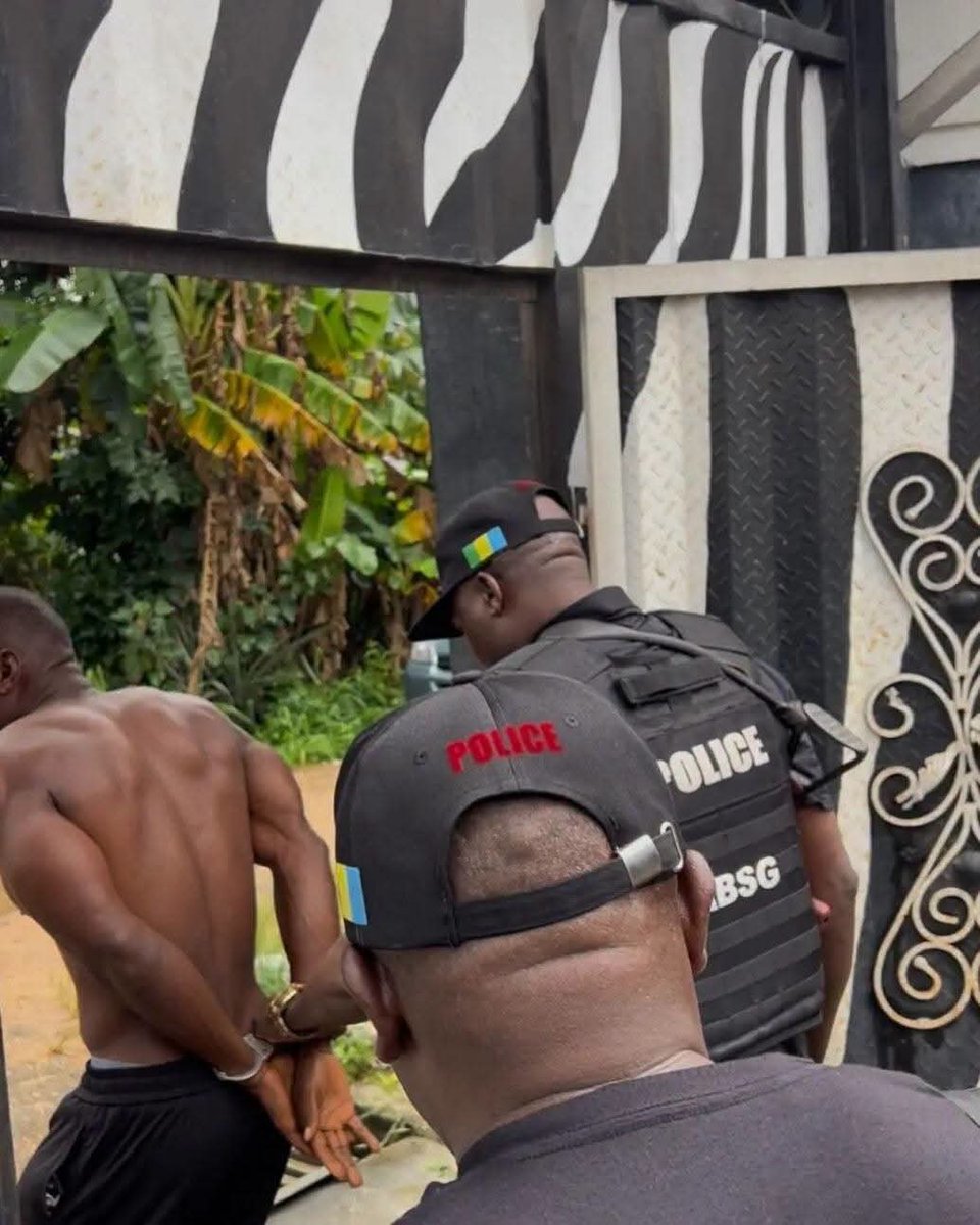 SirHenroDeGreat's tweet photo. They finally caught him! 🔥
Abia State Police VCRU have arrested the coward seen mercilessly assaulting a woman in the viral video
This is a strong warning to every woman-beater: Your video will surface &amp; the police will come for U
#JusticeForWomen
#AbiaState
#EndDomesticViolence https://t.co/bdK9PZpqc2