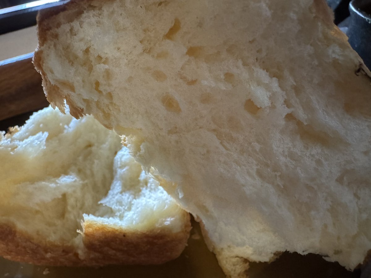 Tanoshi_indA's tweet photo. 朝ごはんターイム⏰
彦根の  #岩崎珈琲店 でモーニング☕️ドリンク代で食パン一斤🍞🤣プラス200円のスペシャルはサラダ、スープ、ゆで卵にヨーグルトがついてくるぅ😋ドリンクはミックスジュース🍌🍊🍎🍇🥤食パンふんわりでペロリと完食
朝から腹パン大満足🐖㌧💯 https://t.co/kSheDAczpX