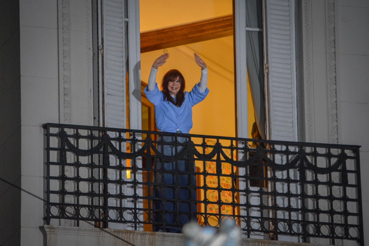 LaCamporaHur's tweet photo. POR ARGENTINA, POR CRISTINA 🇦🇷✌🏽♥️ 

Con compañeros y compañeras de Hurlingham, en Parque Lezama, movilizados por la libertad de Cristina. https://t.co/JJTFsvJ1Hj