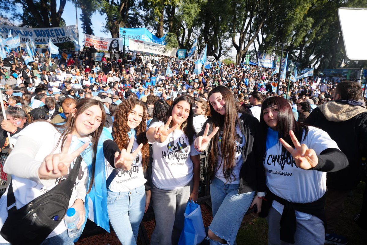 LaCamporaHur's tweet photo. POR ARGENTINA, POR CRISTINA 🇦🇷✌🏽♥️ 

Con compañeros y compañeras de Hurlingham, en Parque Lezama, movilizados por la libertad de Cristina. https://t.co/JJTFsvJ1Hj