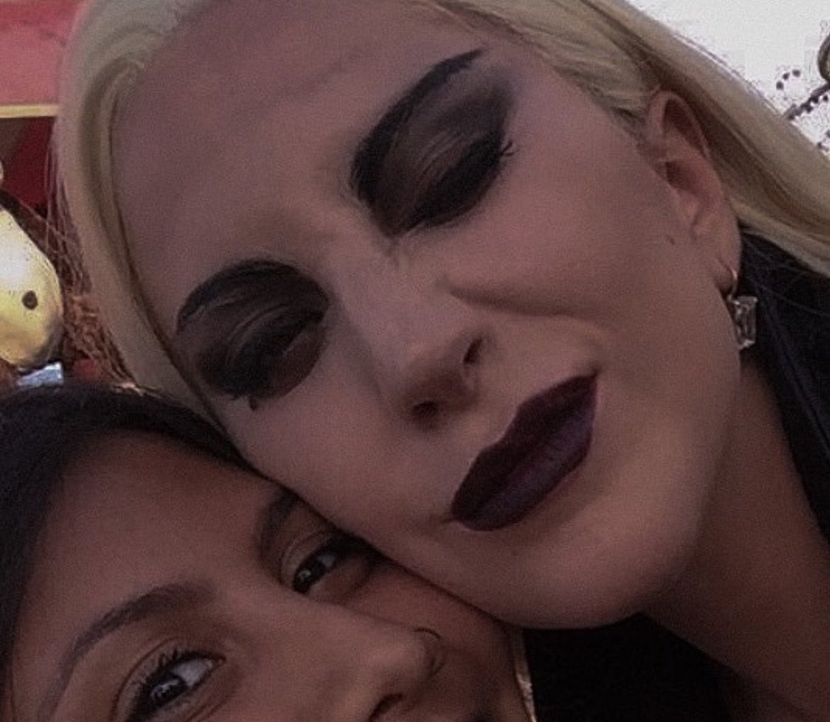 gagaswifeee's tweet photo. nao preciso de terapia eu preciso da lady gaga nessa skin na minha frente https://t.co/my2xm9kqaW