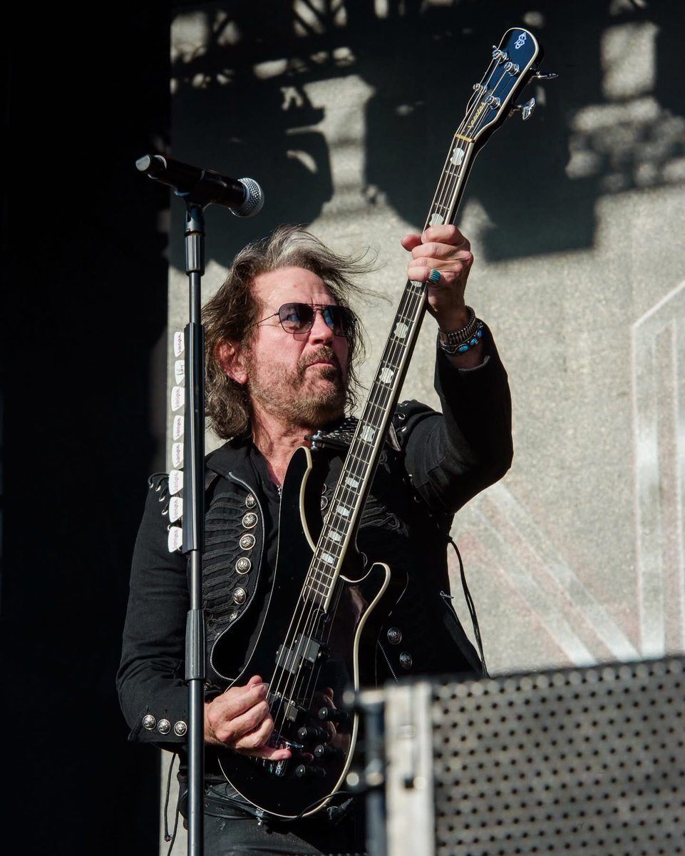 WingerJapanFans's tweet photo. ✨Happy Birthday Kip Winger!!✨

6月21日は キップ😎 65歳のお誕生日です

8月に発売されるリマスター盤がとても楽しみです!

✨キップ お誕生日おめでとう‼︎🎁🎂🥂✨

📸 by Diego Padilha Raphagarcia e Marcos Hermes (MHermes Arts / Bangers Open Air)

#KipWinger🎂 #WINGER #WingerTheBand https://t.co/WGp1sHWGTy