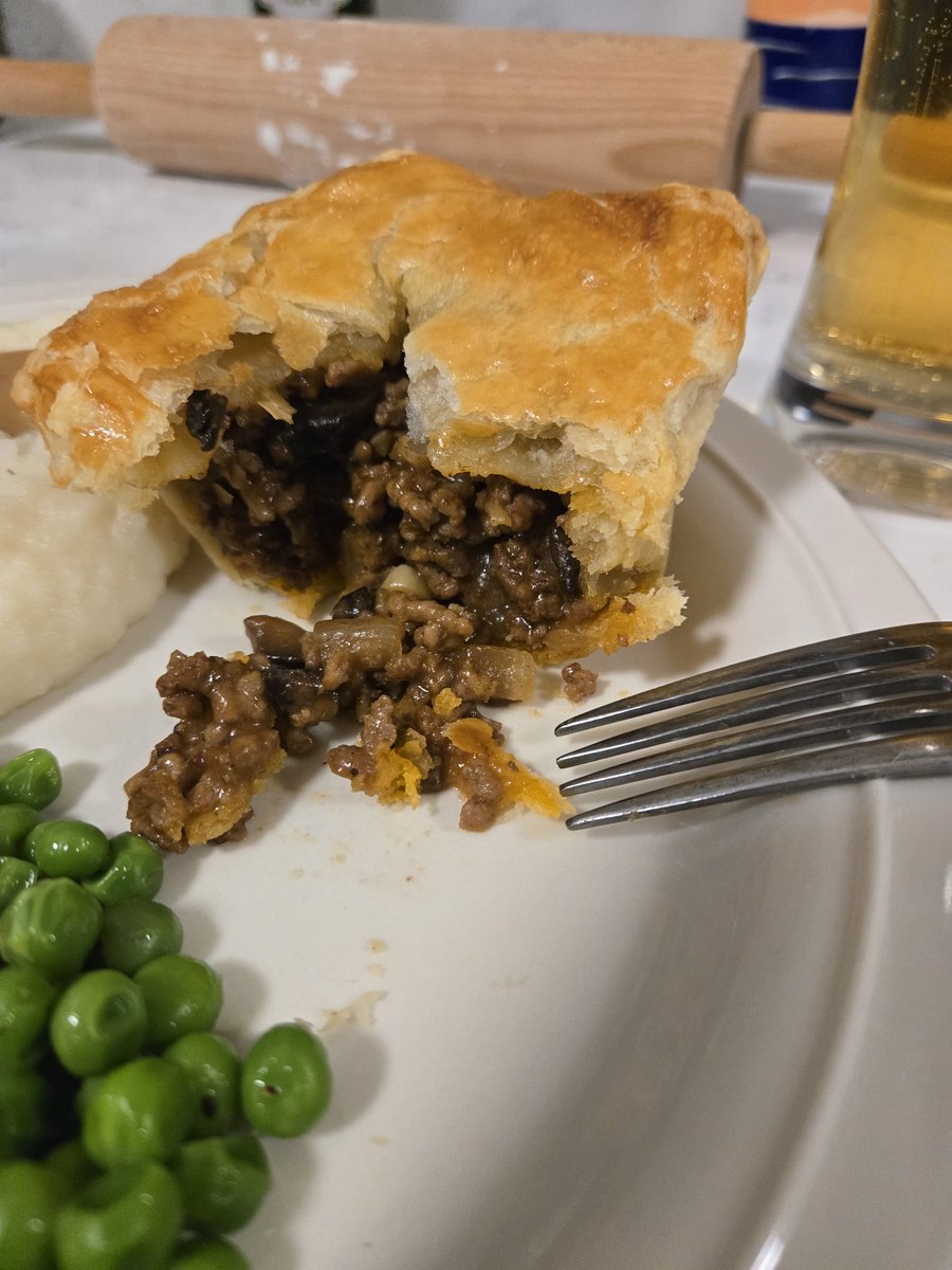 mTodesco66's tweet photo. In honor of the #USMNT beating the brakes off Australia yesterday, I attempted an Australian classic Meat Pie. Legitimately very good, shout-out Kangaroo Jack 8.6/10 https://t.co/SEKK2XAALH