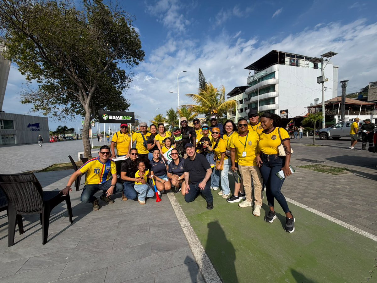 EsmeVial_EP's tweet photo. 🚦⚽ ESMEVIAL EP promueve la seguridad vial previo al evento futbolístico en Las Palmas

Con el compromiso de fortalecer una cultura vial responsable, ESMEVIAL EP desarrolló una jornada de concientización.

✅ La seguridad vial es una responsabilidad compartida. https://t.co/WWRw4616Uk