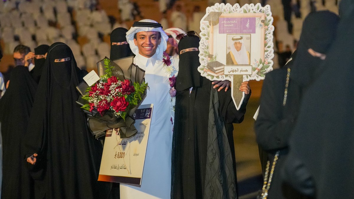 AbarHail's tweet photo. في هذه الليلـة
صعد التميّز إلى منصته
واحتفت حائل بأصحاب الإنجاز 🤩💜

#جائزة_آبار_حائل_التعليمية
#آبار_حائل https://t.co/VzIsM0apdt