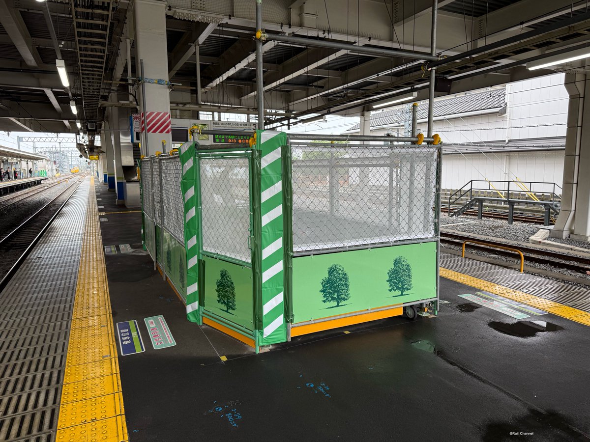 Rail_Channel's tweet photo. 2026.6.21  #岩槻 駅改修工事。2番線3番線ホームに設置された囲い。こっちはホームドア工事の資材置き場かな？

#野田線 #アーバンパークライン https://t.co/PsTygFNKFi