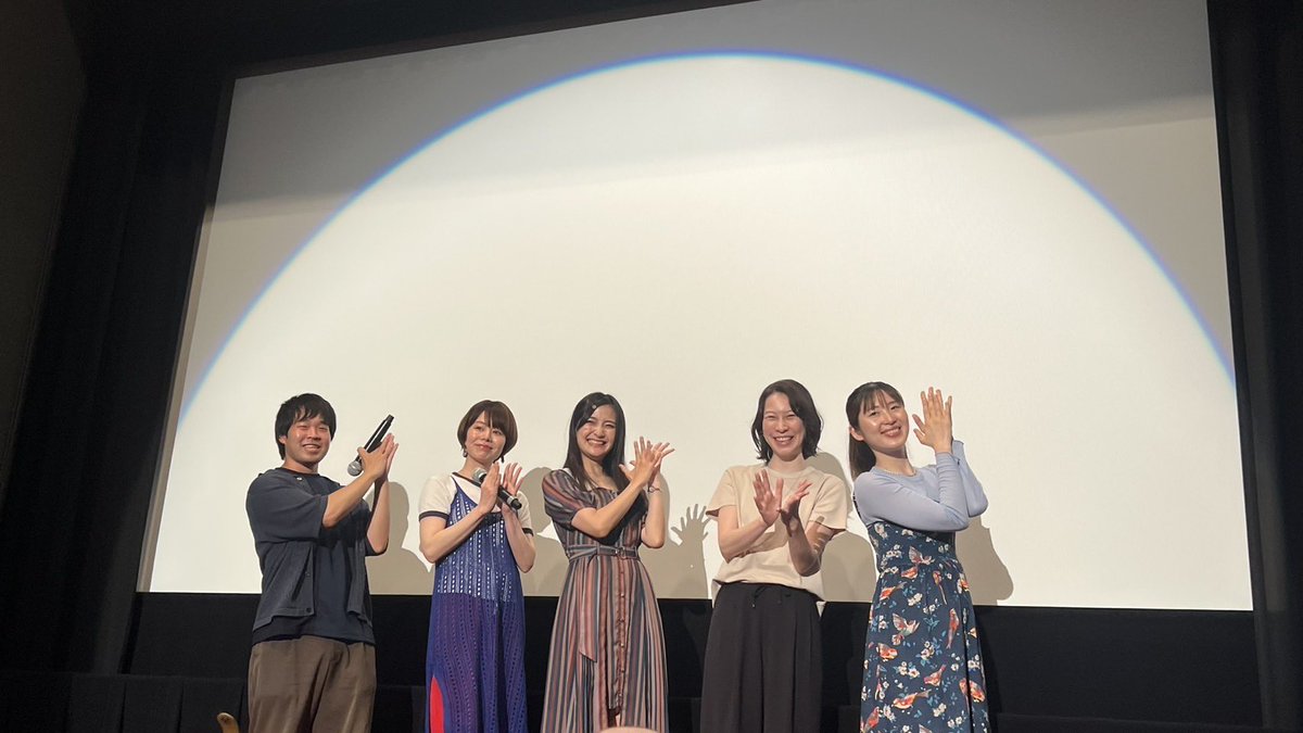 yumenoki_cinema's tweet photo. さよならエール、昨夜公開を迎えることができました。
観に来てくださったお客様、応援してくださった皆様、本当にありがとうございました。
作品をお届けする事ができた安心感とこれからの展開が楽しみです！
明日も18時から上映開始です。またしばしお付き合いください。
写真は素敵なMC役の皆様と。 https://t.co/bmUWZoS8HJ