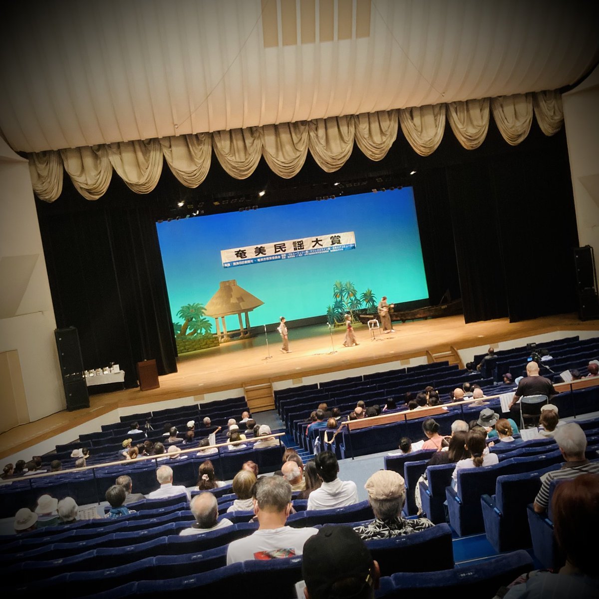 hasiken's tweet photo. 昨日の『奄美民謡大賞』初めて生で聴けたシマ唄もあり、どっぷり堪能させていただきました。『唄・歌』とはいったい何なのか、あらためて深く考えた1日でした。そして今まで以上に素晴らしい奄美のシマ唄・沖縄民謡を聴き、今まで以上に自由にうたっていこうと想いました。ハシケン https://t.co/QYCyfRt0Y4