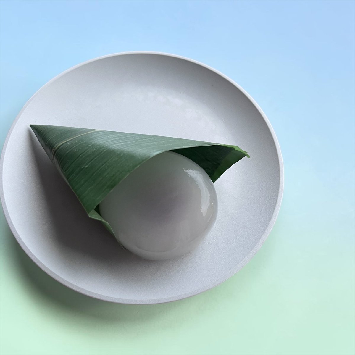 wagashibuyer's tweet photo. #菓子案内

こちらは、#熊本 の #きくもとや さんの『#笹のつゆ』。笹の葉にくるまれた涼感は言うまでもなく、ちゅるんですよ、ちゅるん！

雨☔が降ったりやんだりを繰り返して、とにかく湿度が高くて、蒸し暑かっただけに、葛生地のみずみずしさと、流れるようなさっぱりとしたこしあんは、全身に染み渡りますね。