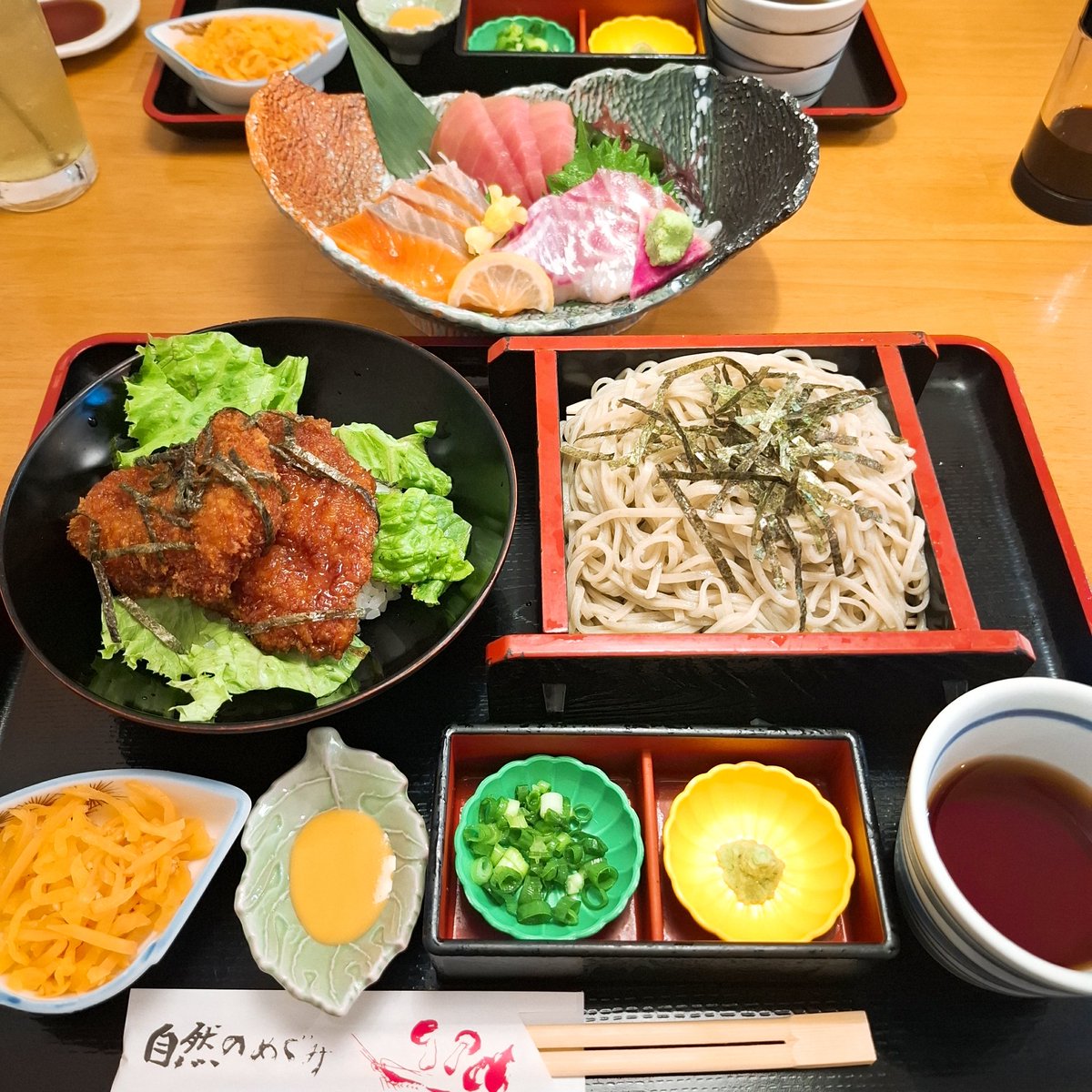 azm221's tweet photo. 昨日の新潟は殆ど傘をさすこともなく、でも思ったより蒸し暑く…ドキドキをバタバタで隠しながらいざ～🎶
亮太くんの声は今日も伸びやかで、オサのドラムはめっちゃ楽しそうで、前田さんはノリノリのテンション高め↑ベースもうなりまくってた～✨
ほんと最高✨
行けてよかった🙏

#レミオロメン
#新潟 https://t.co/aVLYIvUjPe