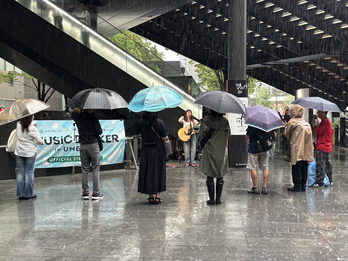 headwavepta's tweet photo. #番匠谷紗衣 さんが、#アダチケンゴ さんのゲストとしてバスカーに登場！本日は雨のため、予定されていた出演者が軒並みキャセルする中で、雨天決行、それで結構！
彼女の雨の曲をハコで想像しながら聴くのもいいが、リアルな雨の中で聴くのは最高やった！
@BanjoyaSae https://t.co/ZQyUXxFAT7