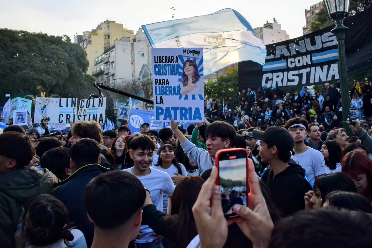 EdgardoDepetri's tweet photo. Estuvimos con una multitud de compañeros y compañeras en Parque Lezama celebrando el Día de la Bandera, exigiendo la libertad de Cristina, resistiendo a Milei y construyendo junto al pueblo lo que va a ser la gran victoria del peronismo en 2027. https://t.co/LXz4RILHra