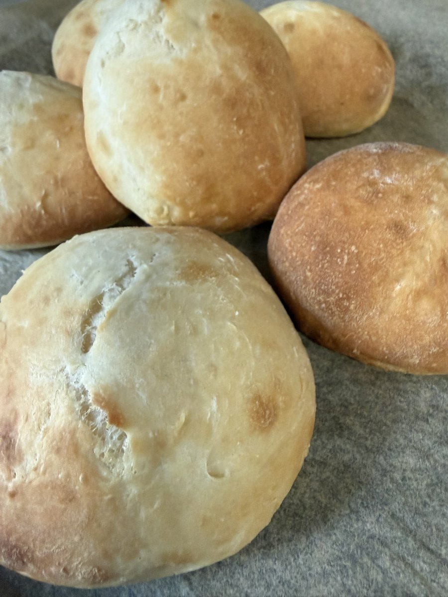 chimaimon's tweet photo. 今日は丸パンを焼いた🥖 https://t.co/vuWhJXhDcK