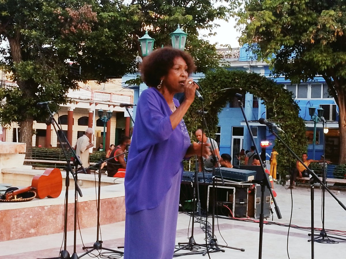 consejopcentro's tweet photo. 📸 #Instantáneas desde el parque José Martí. 
#DestellosDeAmor es la propuesta artística que la Dirección Municipal de Cultura Guantánamo regaló 🎁 a los padres con una variada gama de artistas del catálogo profesional y aficionado. 
¡ MUCHAS FELICIDADES ! https://t.co/Mw0kh3LdEs