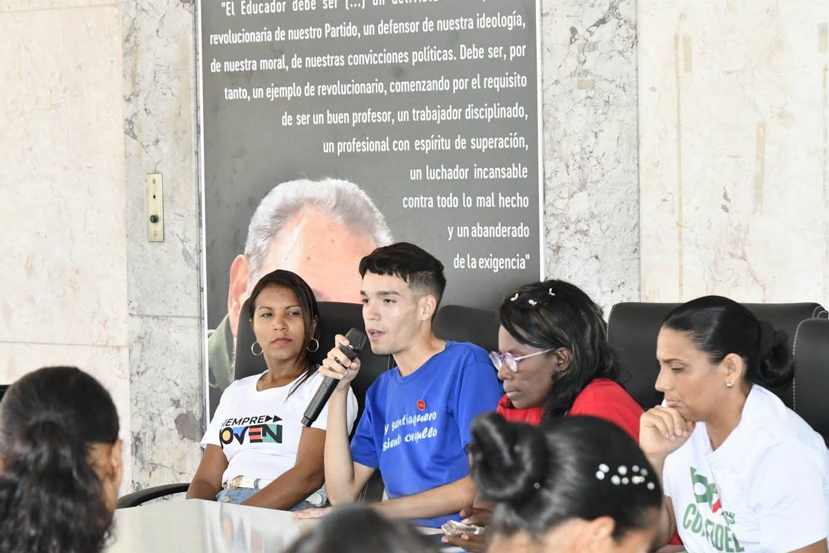 UOCuba's tweet photo. Sesionó ayer consejo extraordinario de la FEUOriente para despedir a 4 ejemplares dirigentes estudiantiles que culminan el trabajo en la organización, a partir de su egreso de las aulas. Fue renovado el Consejo y reconocida la labor del Presidente Javier Borges Nápoles. https://t.co/spKqFZnwp0