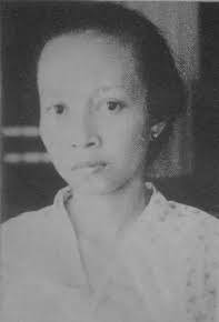 dimarsasongko98's tweet photo. Ada perempuan yang berdiri di barisan depan pas bendera merah putih pertama kali dikibarin, 17 Agustus 1945, di Pegangsaan Timur 56. 

Dia bukan penonton. 

Sebelum hari itu, dia udah keluar masuk penjara kolonial Belanda dan disiksa militer Jepang,gara-gara nulis. 

Tapi coba lo tanya orang di jalan siapa namanya. 

Kemungkinan besar mereka cuma tau dia "istri orang yang ngetik teks proklamasi." 

Namanya S.K. Trimurti. 

Utas ini soal kenapa itu salah satu kegagalan terbesar buku sejarah kita.