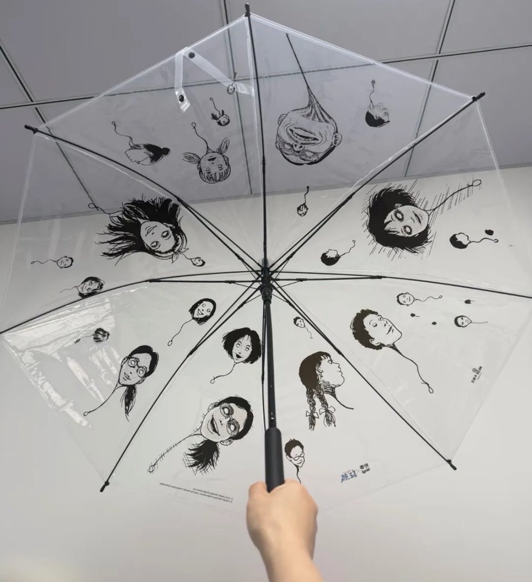 KawaiiGangMx's tweet photo. Este paraguas con print del corto ‘Cabezas Flotantes’ (‘Kubitsuri Kikyuu’) de Junji Ito. Mega period! 🖤🖤🖤
Puedes ver este corto en #Netflix pues forma parte de la serie ‘Junji Ito: Relatos japoneses de lo macabro’. 
Una historia muy deep y un diseño de sonido wow. My fave! https://t.co/dejztu5e1a