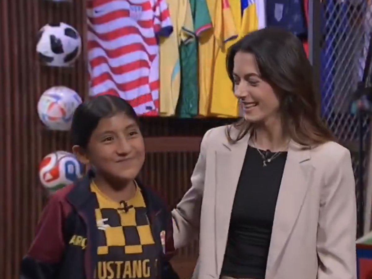 BarcaUniversal's tweet photo. 🚨 NEW: Aitana Bonmatí met Anita, a young footballer from Chiapas, during the World Cup in Mexico.

Anita told her how she once had nowhere to play, until her community opened the doors for her to follow the sport she loves.

The story moved Aitana deeply.

She said moments like this are what will stay with her after football. She's proud of the impact players can have on people and society.

Anita gave her a traditional Mayan outfit from her community. Aitana signed a Spain shirt for her. ❤️