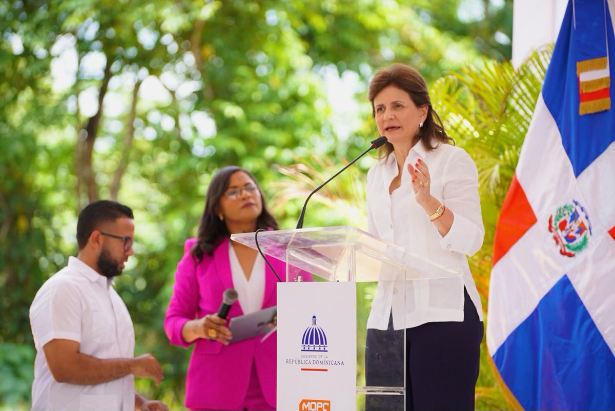 ViceRDo's tweet photo. Seguimos conectando regiones, impulsando el desarrollo y acercando más oportunidades.

Como parte del inicio de su agenda de este sábado, la vicepresidenta @RaquelPenaVice encabezó la inauguración de la reconstrucción de la carretera 🛣️ Monte Plata–Cevicos, una obra estratégica que fortalece la integración territorial, dinamiza la actividad productiva y mejora la calidad de vida de miles de dominicanos.

#RaquelPeña
#VicepresidenciaRD