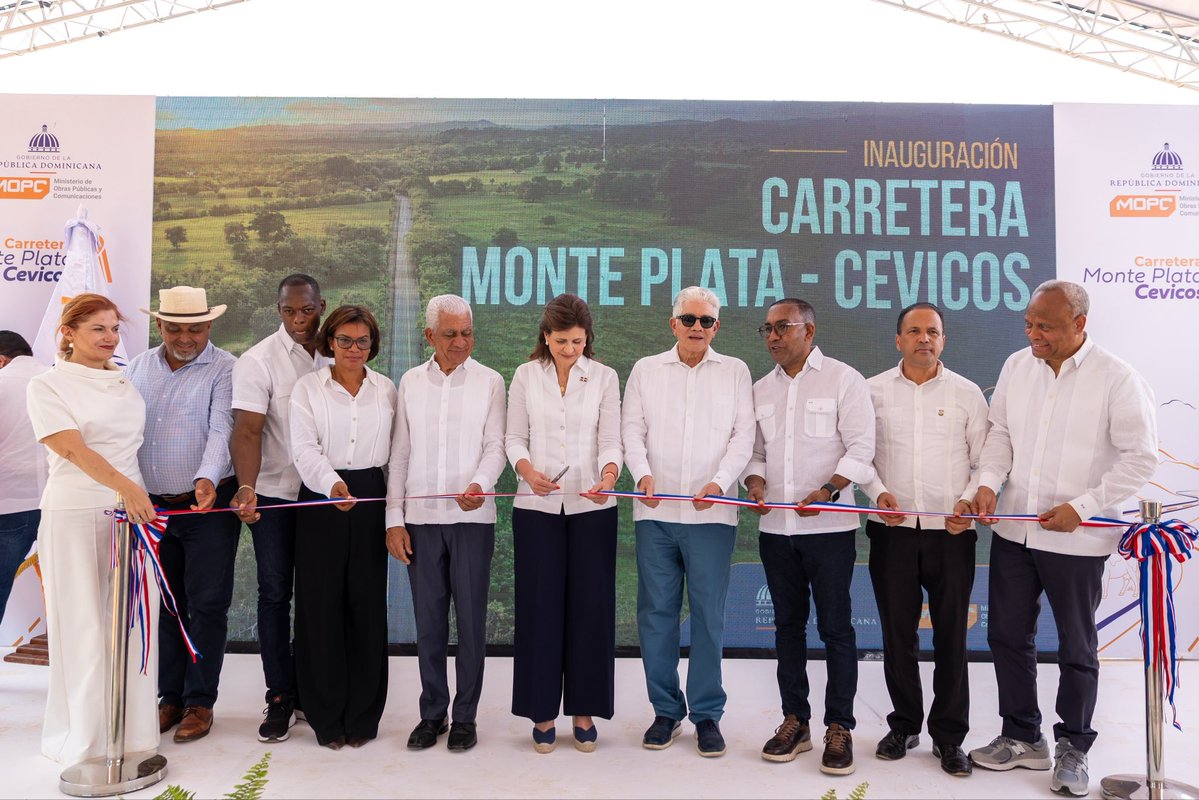 ViceRDo's tweet photo. Seguimos conectando regiones, impulsando el desarrollo y acercando más oportunidades.

Como parte del inicio de su agenda de este sábado, la vicepresidenta @RaquelPenaVice encabezó la inauguración de la reconstrucción de la carretera 🛣️ Monte Plata–Cevicos, una obra estratégica que fortalece la integración territorial, dinamiza la actividad productiva y mejora la calidad de vida de miles de dominicanos.

#RaquelPeña
#VicepresidenciaRD