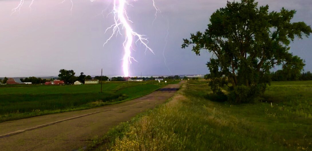 Dean___1966's tweet photo. @RealTraderJill WOW!   Nothing is quite the awesome power of lightning⛈️ https://t.co/y7VqWupoK1