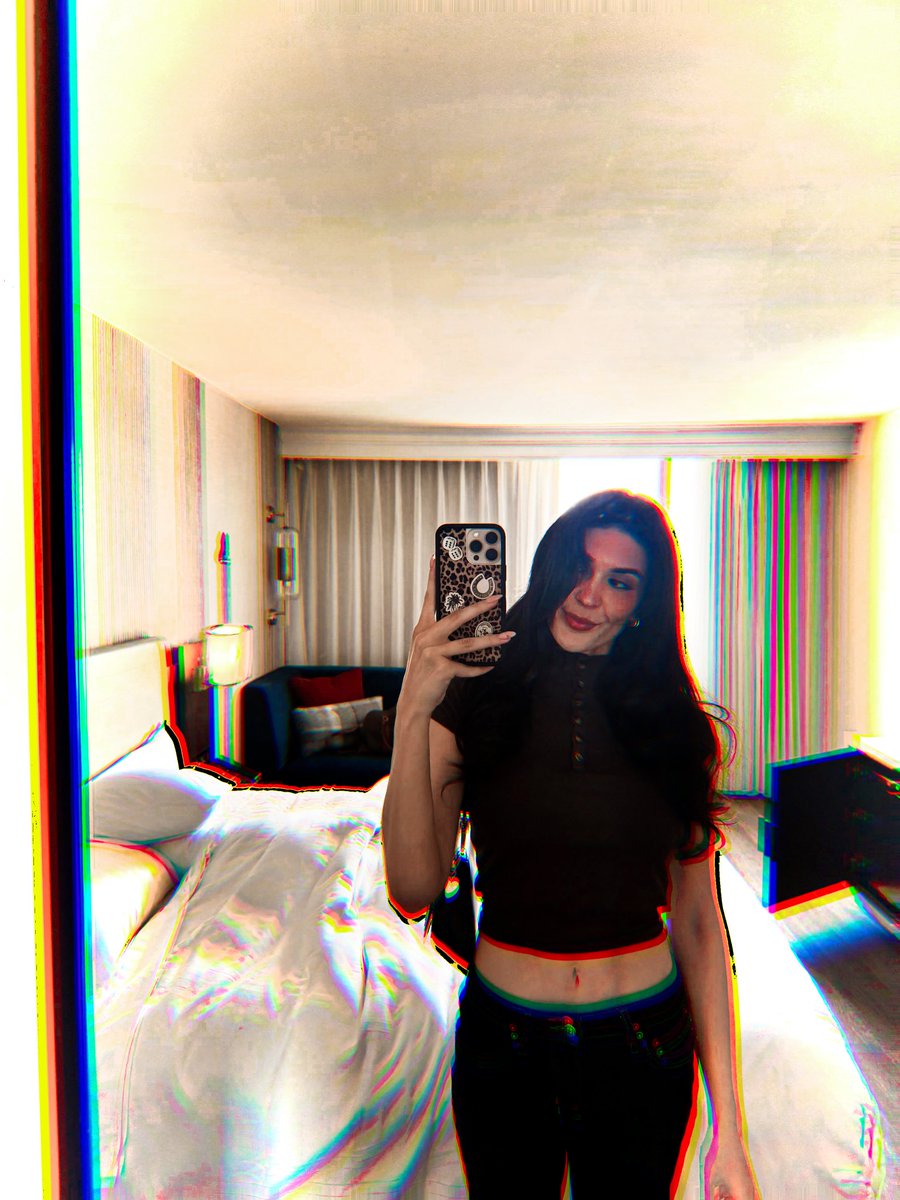 ​↳ C A T H Y tweet media